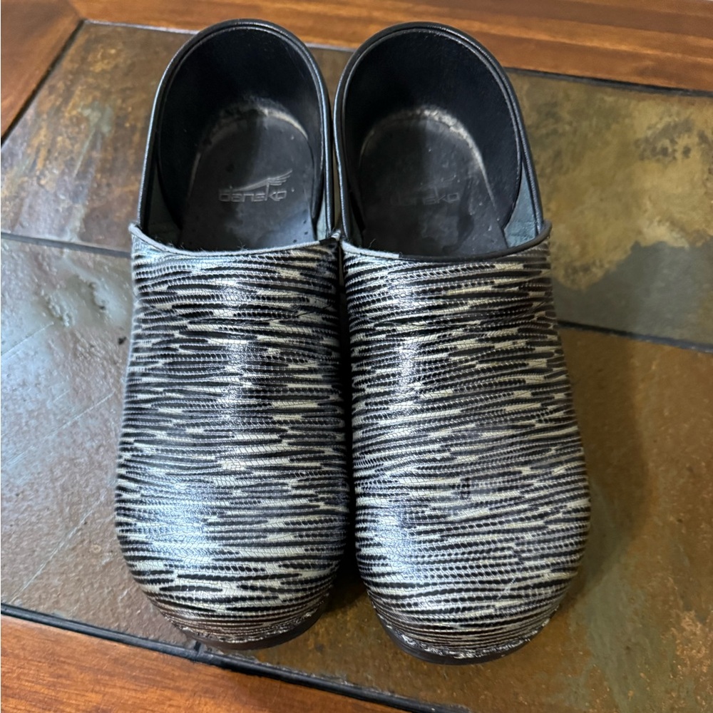 Dansko Cligs size 40 black and silver